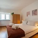 Gorgeous Rooftop 2-bed 250m To Intendente Sq リスボン